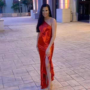 Spicy one shoulder gown 🌶